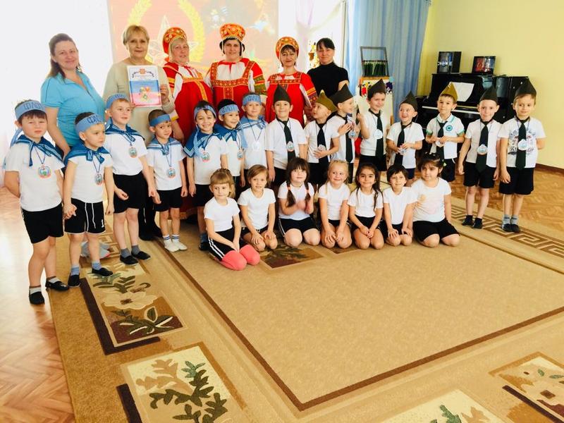 Музыкально-спортивные развлечения,посвященные 23 февраля в старшей и подготовительных группах.