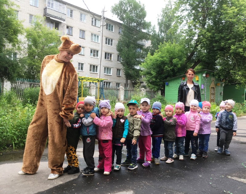 Мишка в гостях у малышей