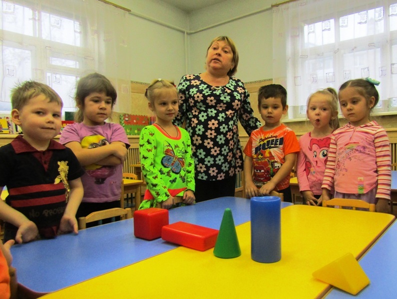 Занятие по конструированию в средней группе «Строительные помощники»