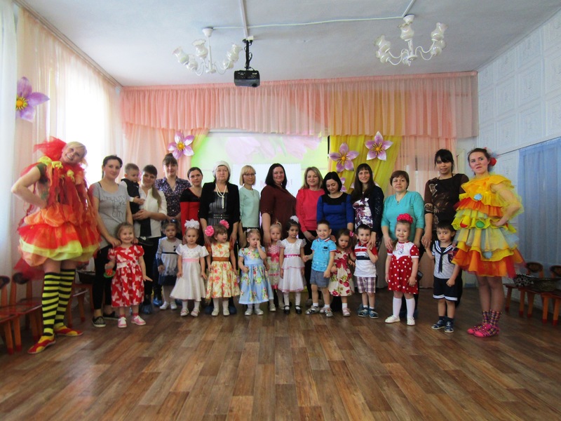 С 8 Марта поздравляем, счастья, радости желаем!