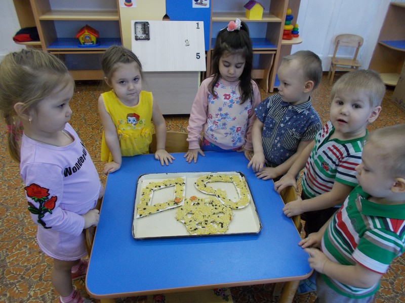 Лепка в младшей группе «Конфетки для птиц» Лепка в младшей группе «Конфетки для птиц»