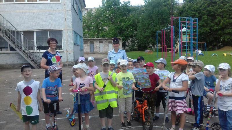 Дошкольник изучают правила поведения на дороге с инспектором БДД ОГИБДД Дошкольник изучают правила поведения на дороге с инспектором БДД ОГИБДД