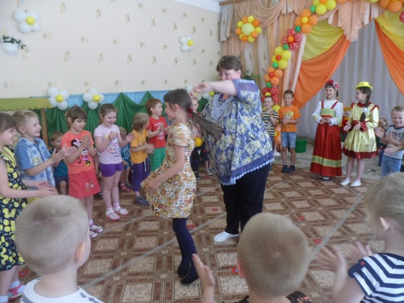 Музыкальное развлечение «Лето красное»