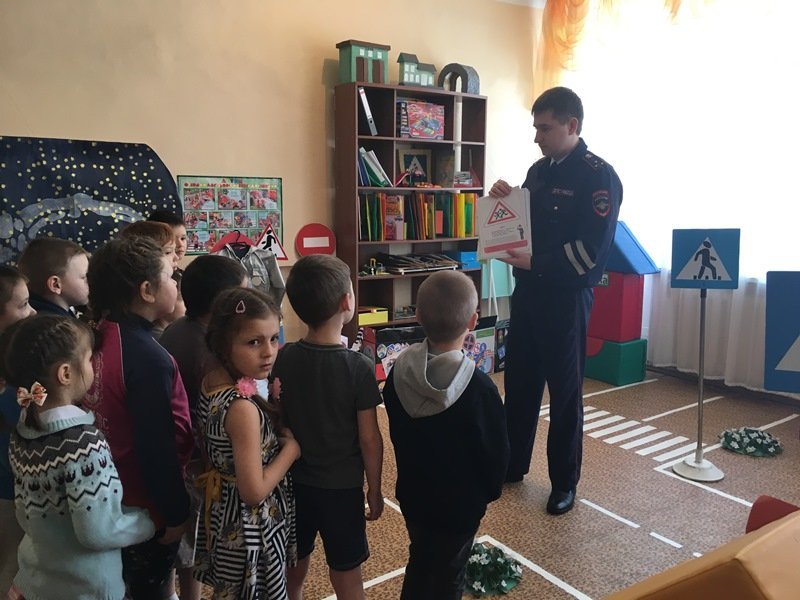 Инспектор ГИБДД пришёл в гости к детям
