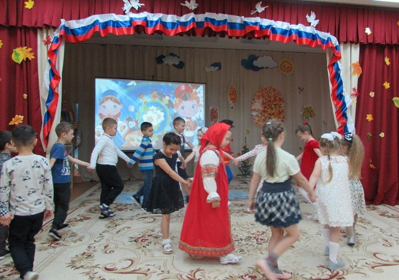 Мы должны с детства быть дружными…