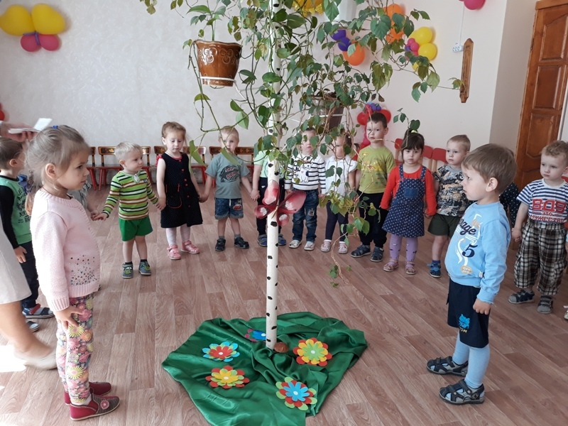 Летний досуг для детей младшего дошкольного возраста «Берёзка в гостях у малышей» Летний досуг для детей младшего дошкольного возраста «Берёзка в гостях у малышей»