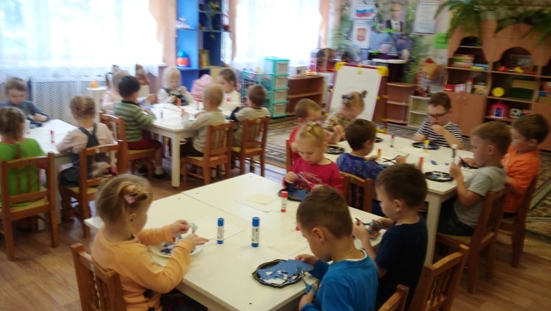 Тучки по небу бежали