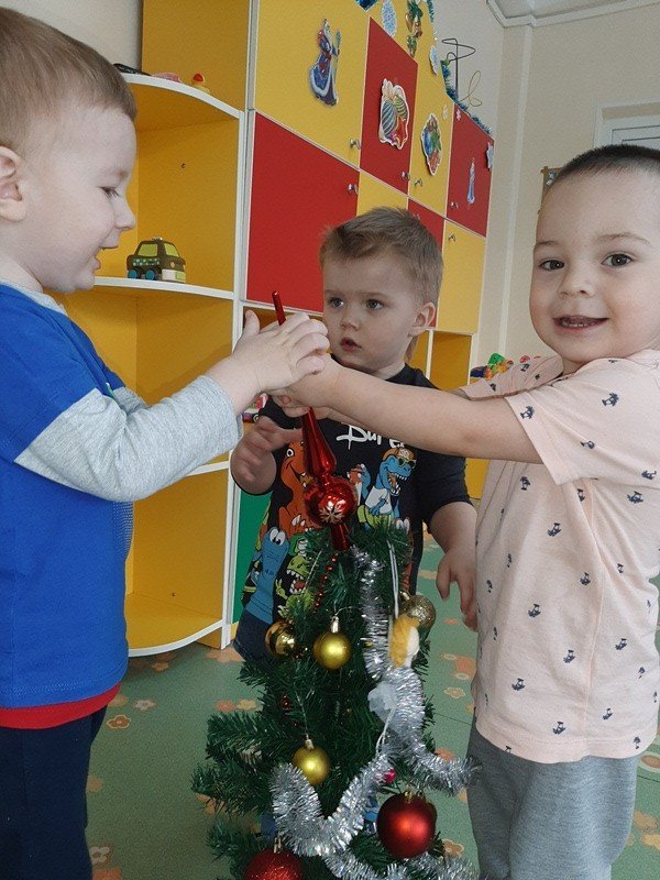Новогодняя елочка в гостях у самых маленьких  воспитанников детского сада