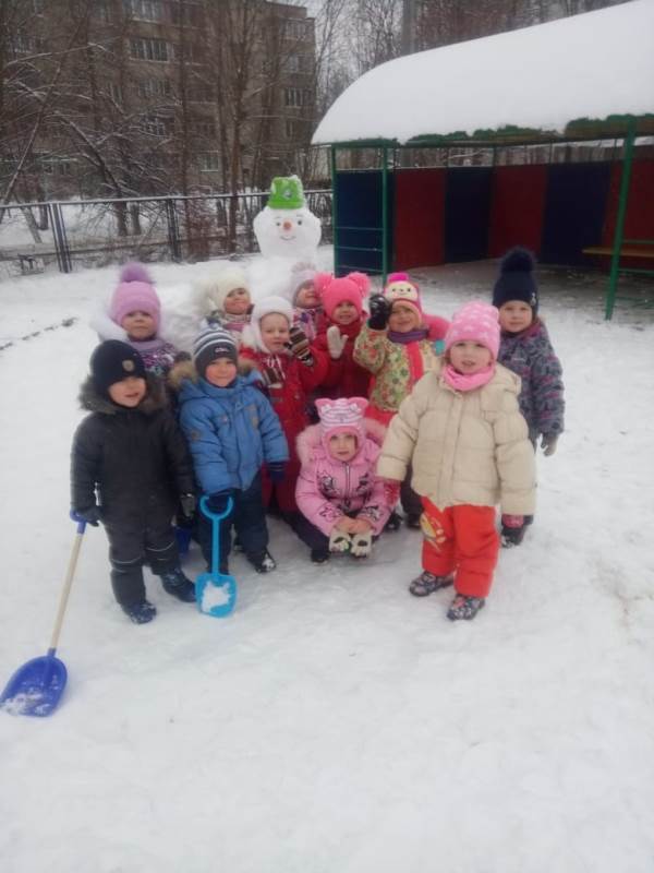 Снежные постройки на участке детского сада для зимних забав и игр детей.
