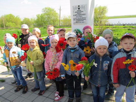 Возложение цветов к памятнику Героя Советского Сюза