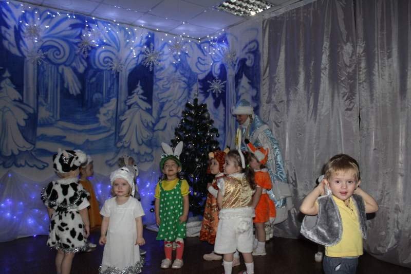 Новогодняя сказка в гостях у малышей