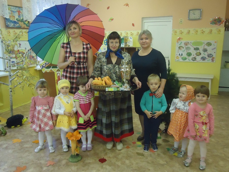 Малыши в осеннем лесу.