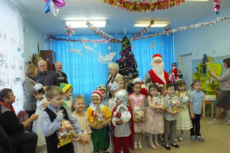  Новогодний праздник у ребят (старшей и подготовительной) группы «Затейники».