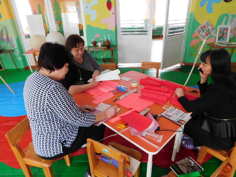 Мастер-класс для творческой группы педагогов и родителей по изготовлению напольных цветов.
