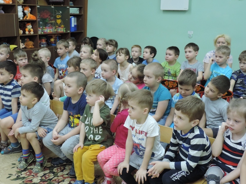 День театра.