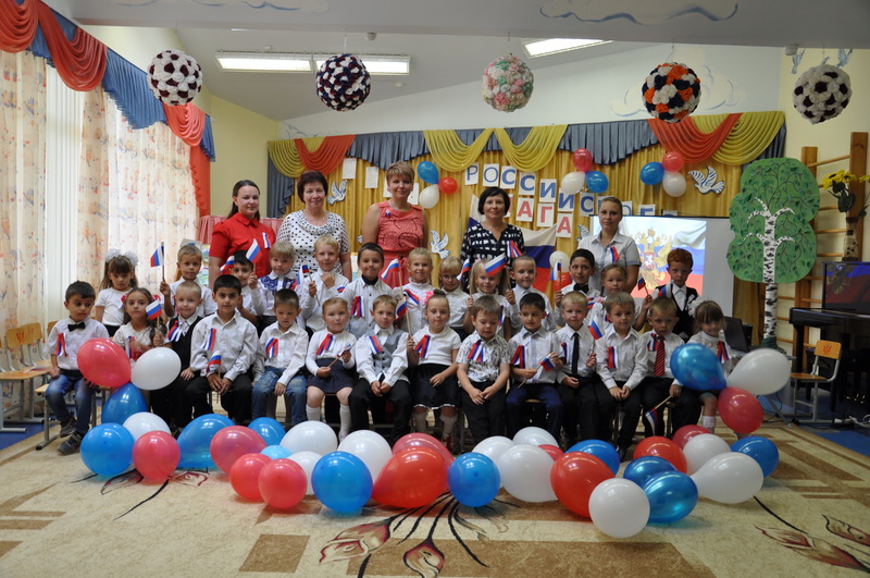 Пчелка празднует «День Государственного флага»