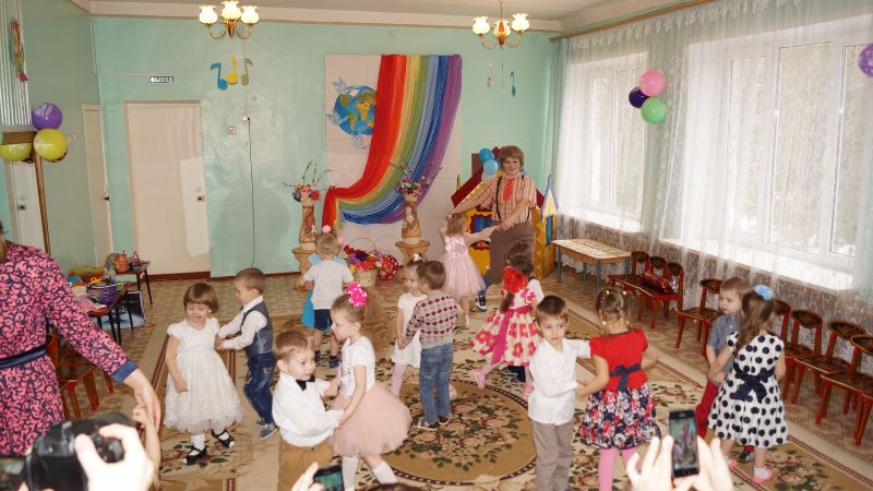 Поздравляют малыши Поздравляют малыши