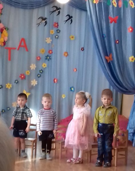 Поздравительное выступление малышей
