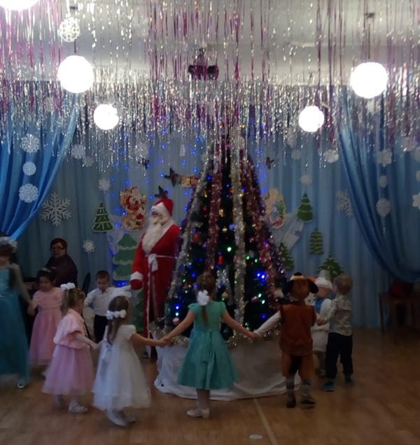 «Дед Мороз тебя мы ждём, тебе песенку поём»