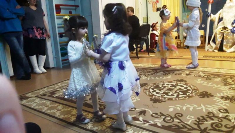 Новогодний утренник в первой и второй младших группах