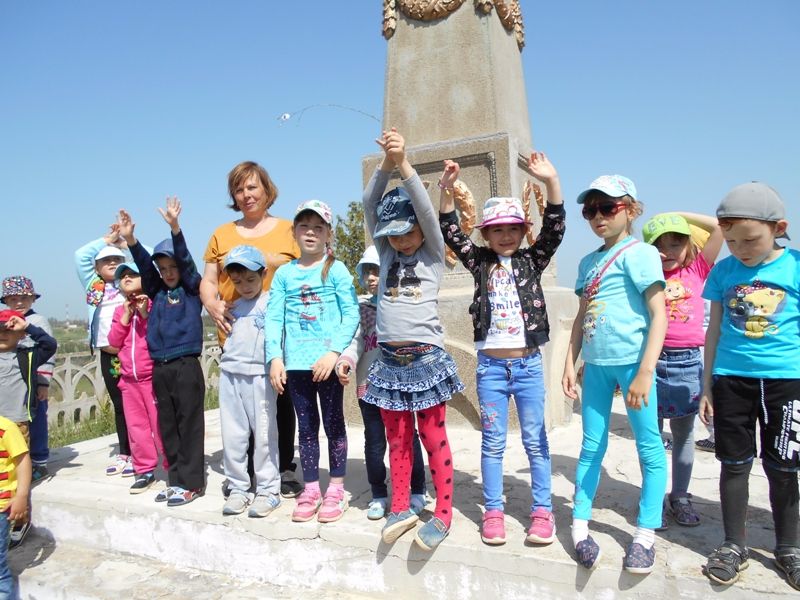 Экскурсия детей подготовительной группы к памятнику