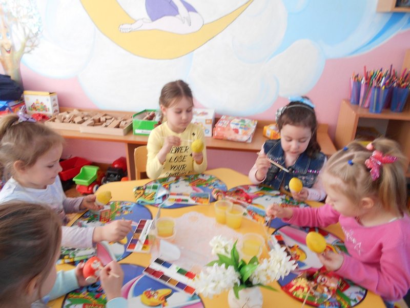 Раскрашиваем пасхальные яйца