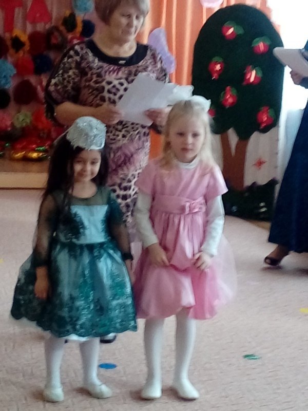 Утренник в средней и подготовительной группе 8 марта