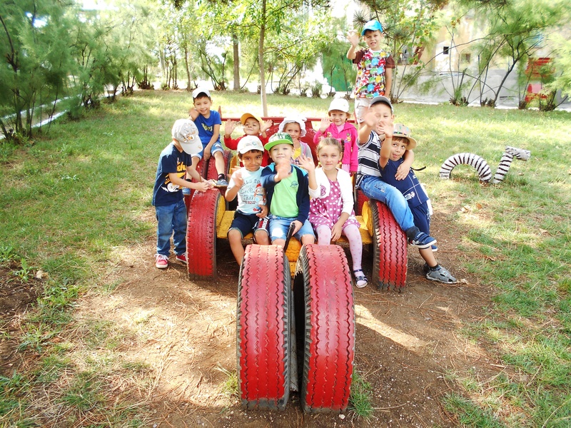 Хорошо у нас в саду летом! 