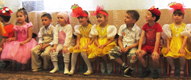 Праздник осени "Как зайцы осень встречали"