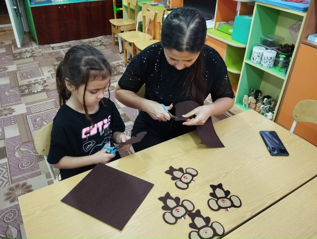 Воспитанники старшей группы и их родители приготовили талисманы для защитников страны — милых Чебурашек!