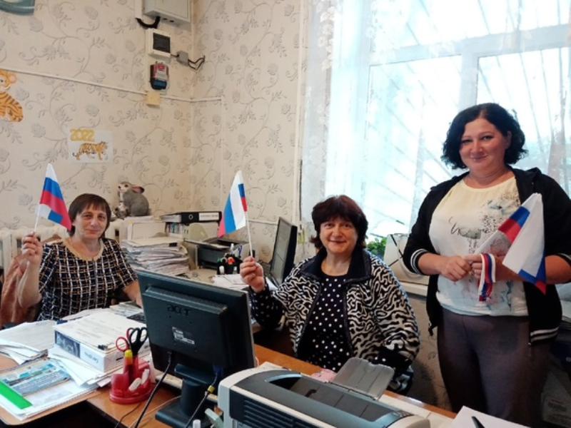 Гордо реет флаг Российский