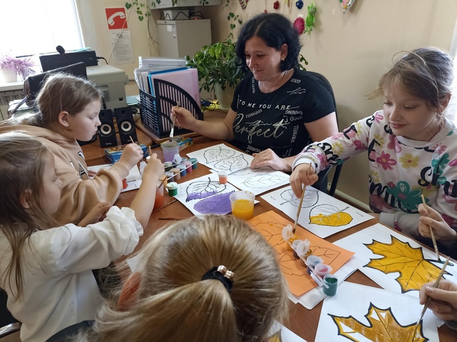 Воспитанницы кружка декоративно-прикладного творчества "Рукотворушка" Дома культуры с. Верхний Ломовец занимались украшением сцены