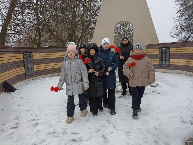 Культработники вместе с детьми, возложили цветы к Обелиску Славы