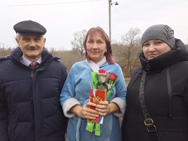 Культработники вместе с Главой Администрации А. В. Дорофеевым, посетили матерей участников СВО, поздравили с наступающим праздником