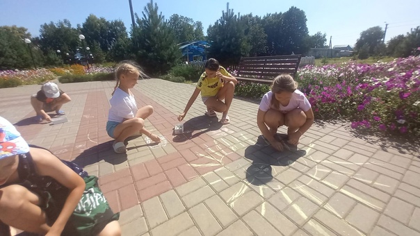 Конкурс рисунков на асфальте "Разноцветье лета"