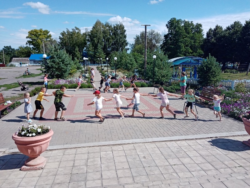 Конкурсно-игровая программа для детей "Путешествие в страну детства"