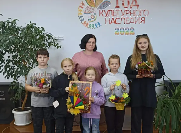 Выставка детских работ "Яркие краски осени"