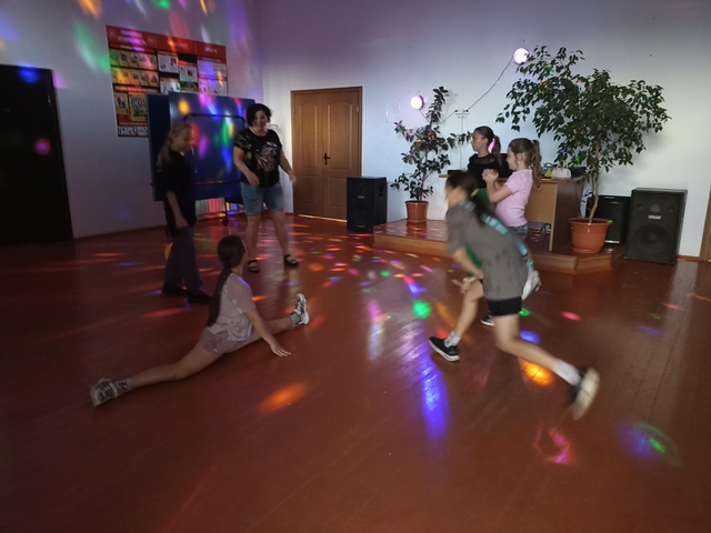 Танцуешь ты, танцую я, танцуют все мои друзья