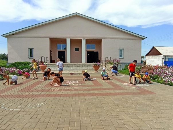 Конкурс рисунков на асфальте "Лето моей мечты"