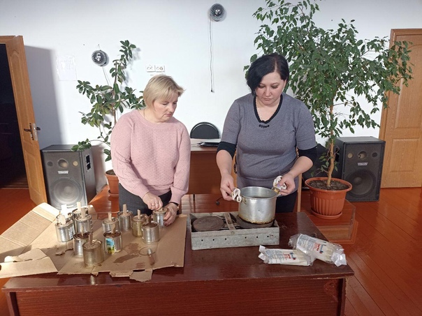 Работники ДК с. Верхний Ломовец изготавливают окопные свечи