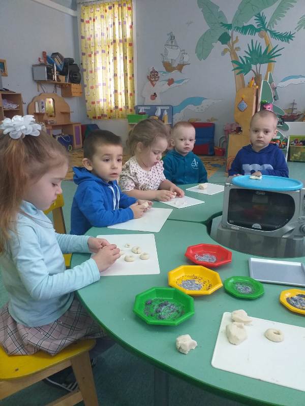Малыши лепят из солёного теста