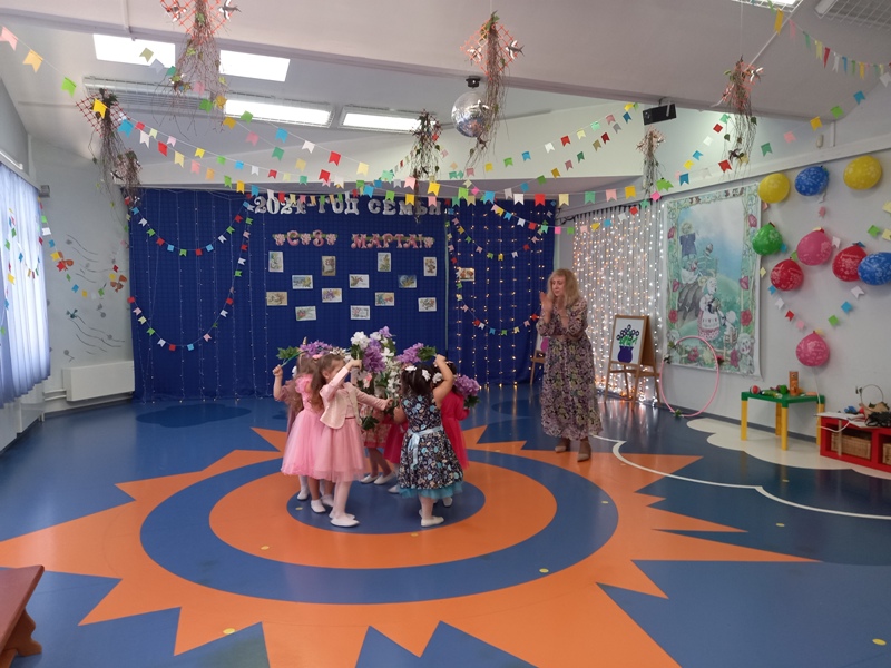 Утренник к 8 марта в средне группе