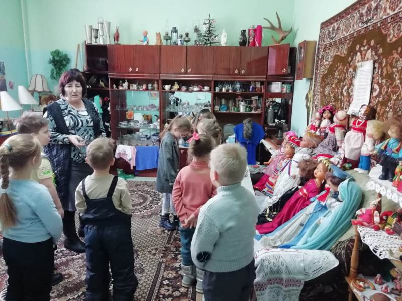 Посещение передвижной выставки кукол в МВЦ