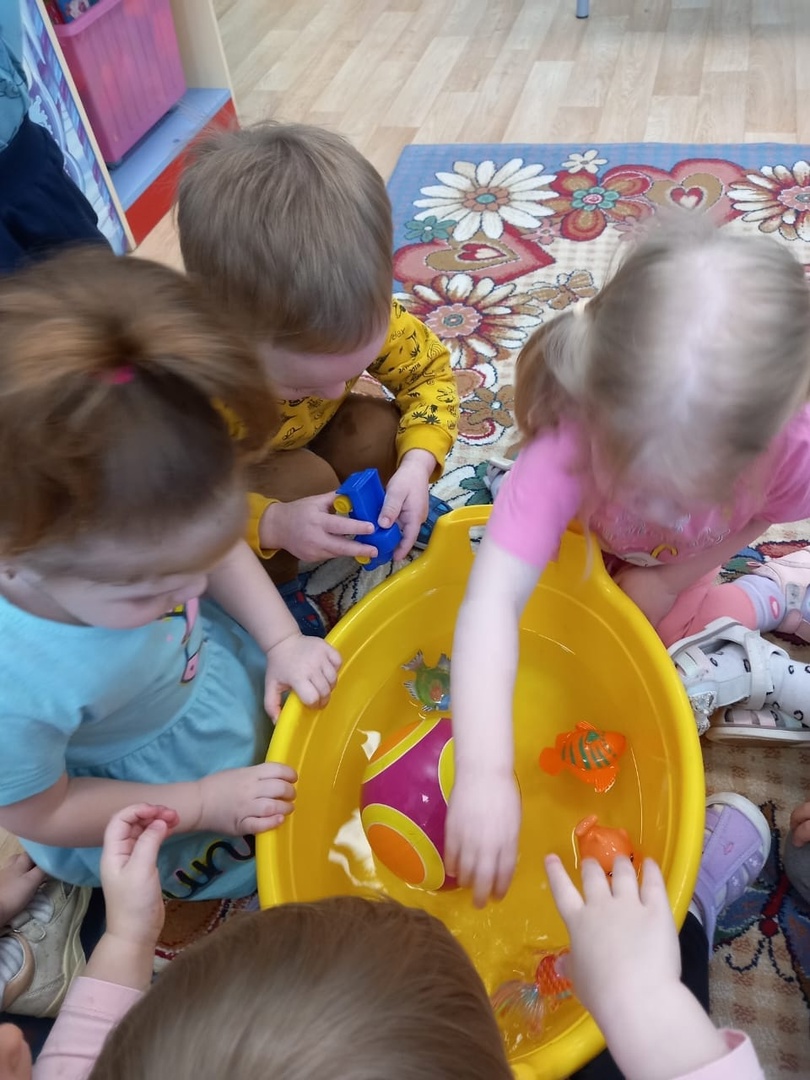 Игры с водой в младшей группе "Весёлый паровозик"