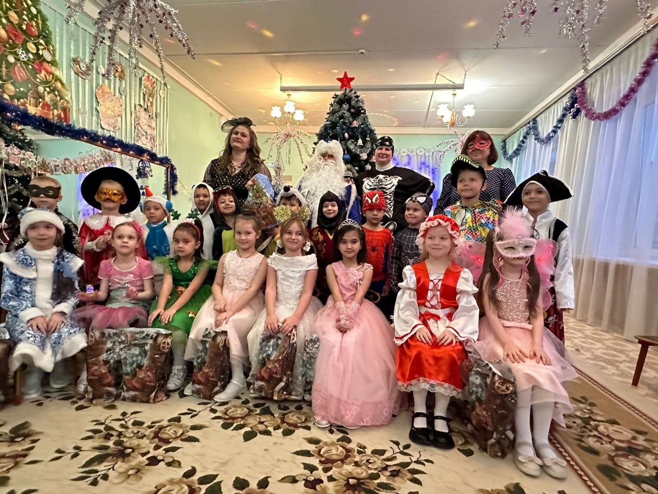 Новогодний праздник в подготовительной группе