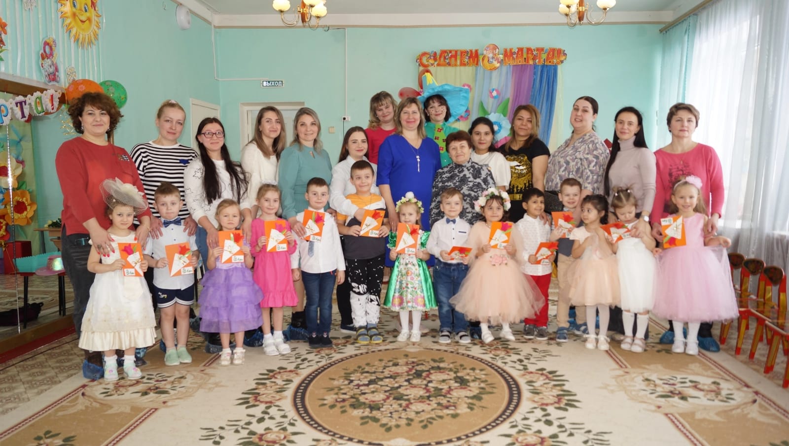 Поздравление для мам от детей средней группы