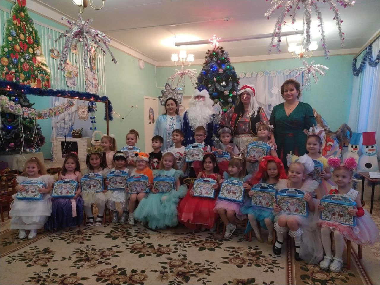 Новогодний праздник в средней группе