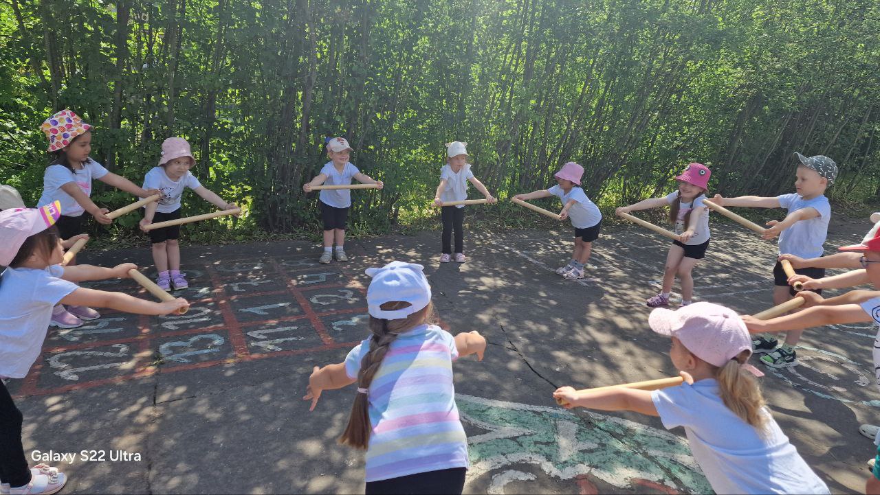 Заниматься физкультурой полезно, а веселой физкультурой - вдвойне!