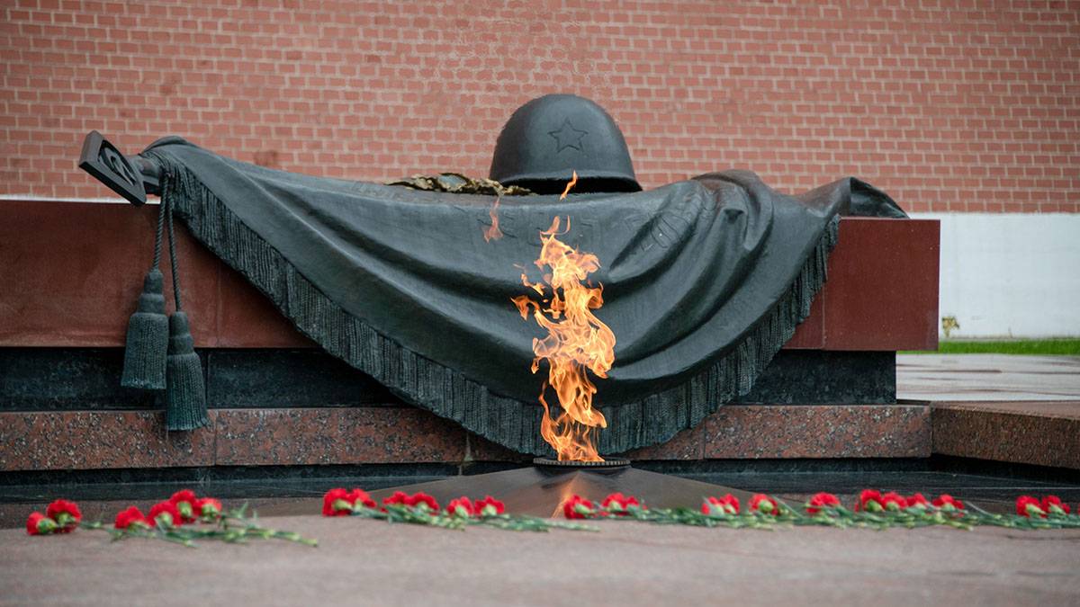 Возложение цветов к памятнику павшим воинам