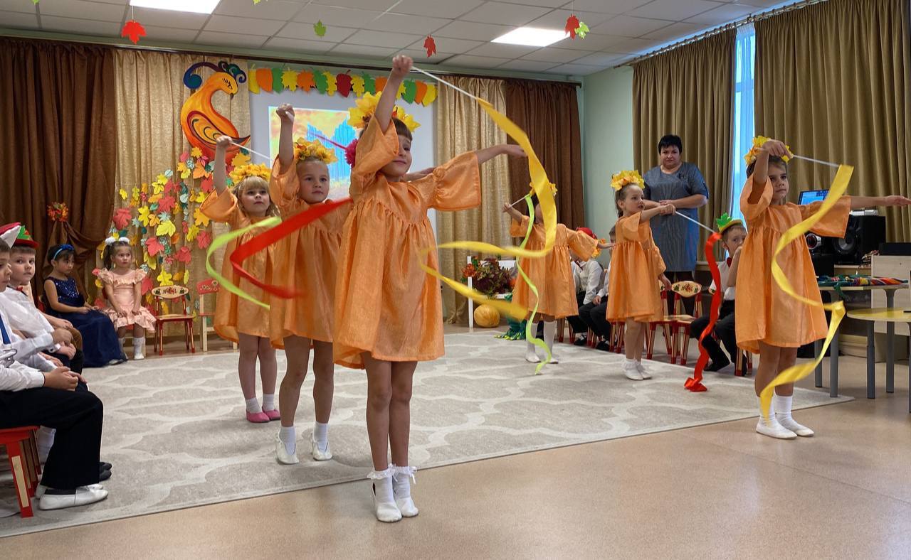 Осенний утренник в подготовительной группе "Ручеёк"